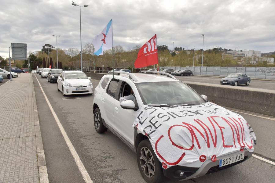 Personal de residencias privadas protagonizan una caravana de coches en A Coruña para reclamar mejoras