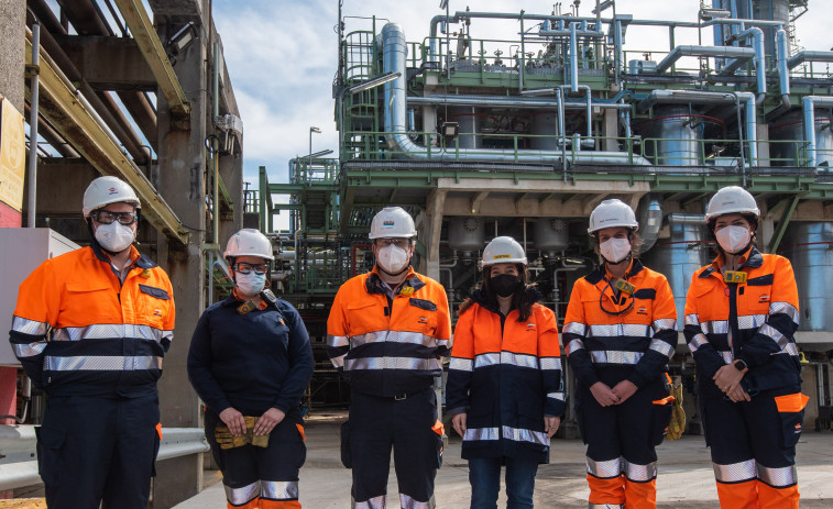 Inés Rey conoce los proyectos de transición energética en su visita a la refinería de Repsol