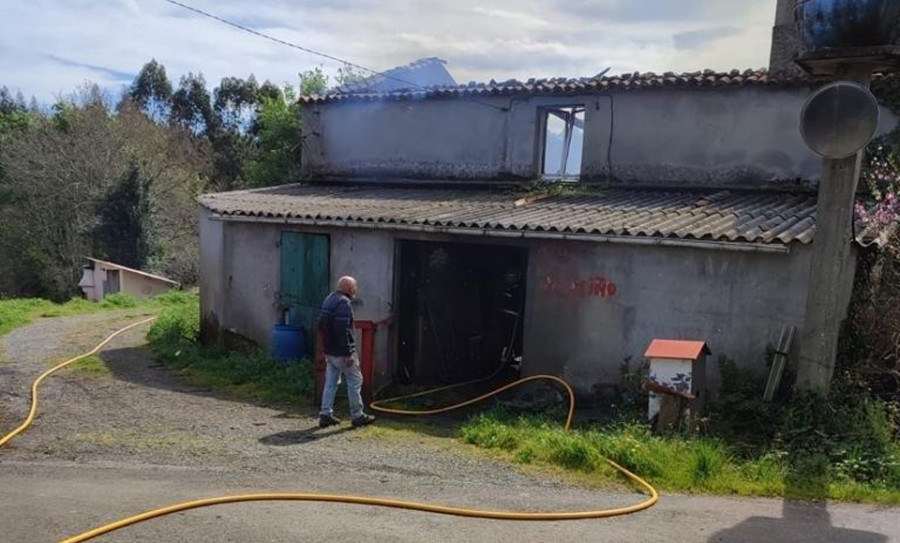 Un incendio calcina por completo una vivienda en Leiro, Abegondo