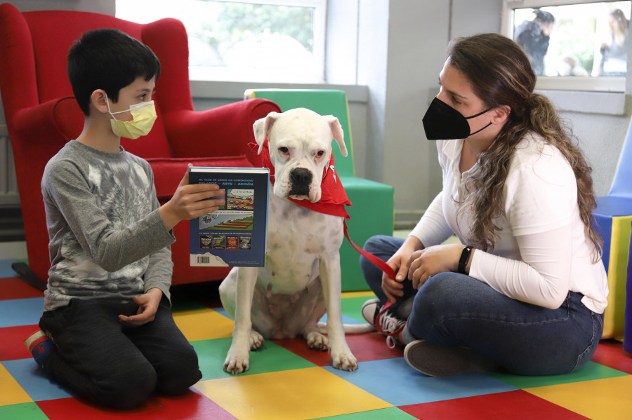 Reportaje | Dana  y Nora, las perritas que “leen” con los niños de Tarrío