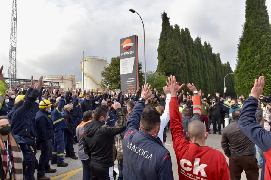 Los trabajadores de la refinería cortan la carretera a Meicende