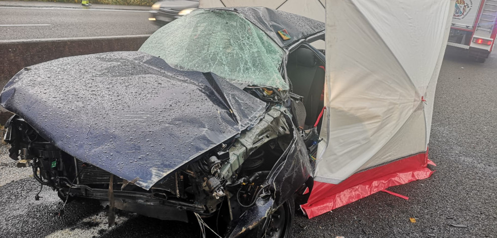 Fallece una joven de 26 años  al salirse de la vía con su  coche en la AP-9 en Bergondo