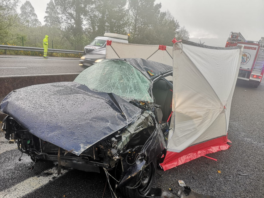 Fallece una joven de 26 años  al salirse de la vía con su  coche en la AP-9 en Bergondo