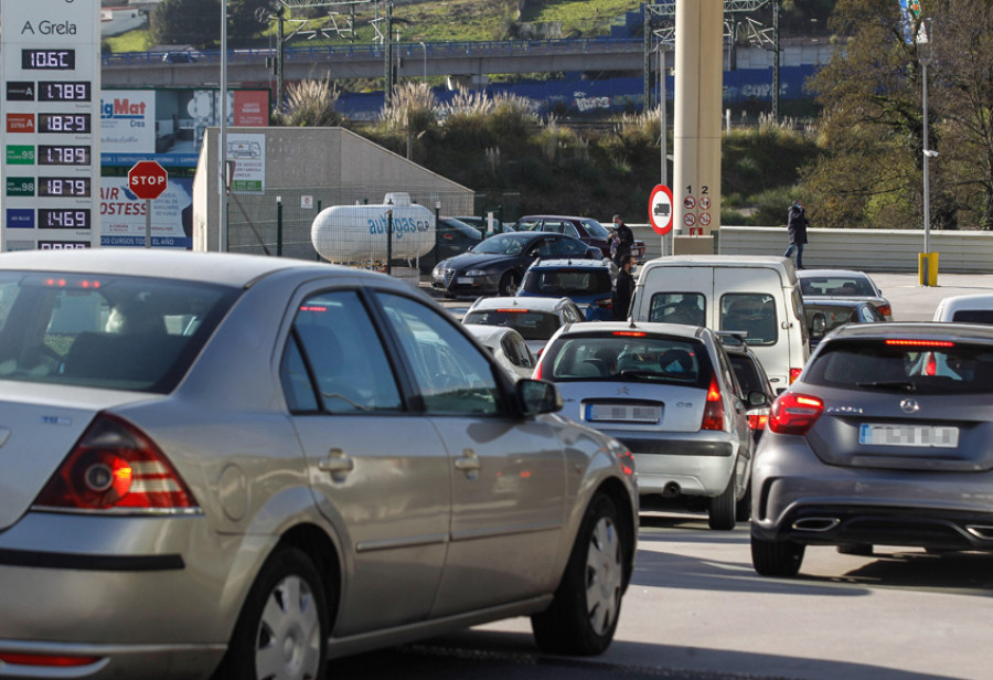 Colas en las gasolineras coruñesas en el primer día de descuento en combustible