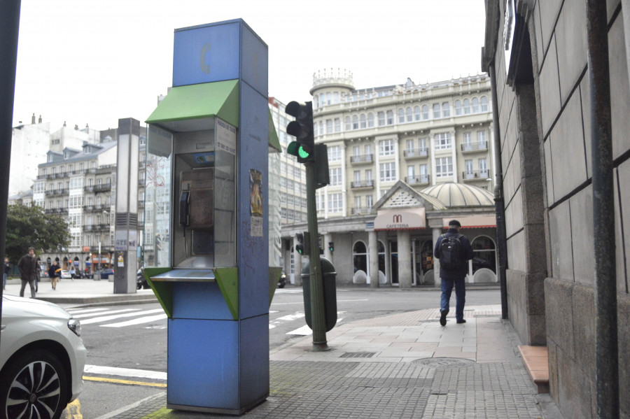 El BNG pedirá en el pleno que se agilice la retirada  de las cabinas telefónicas que quedan en la ciudad