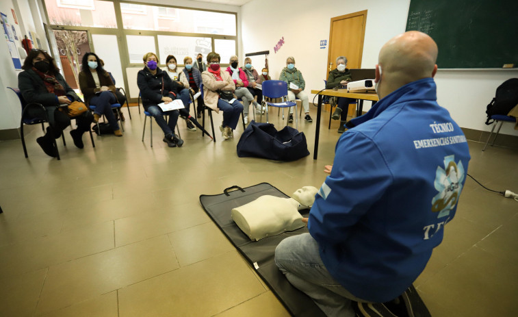 Una quincena de cullerdenses recibe formación  en primeros auxilios de la mano de profesionales