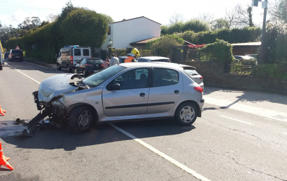 Un motorista resulta herido al colisionar con un turismo en San Cidre