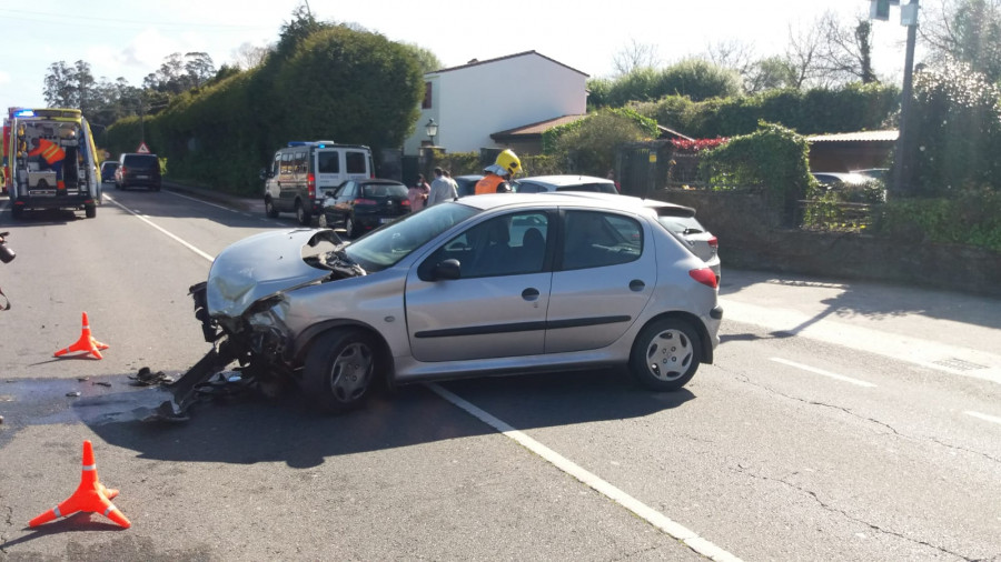 Un motorista resulta herido al colisionar con un turismo en San Cidre