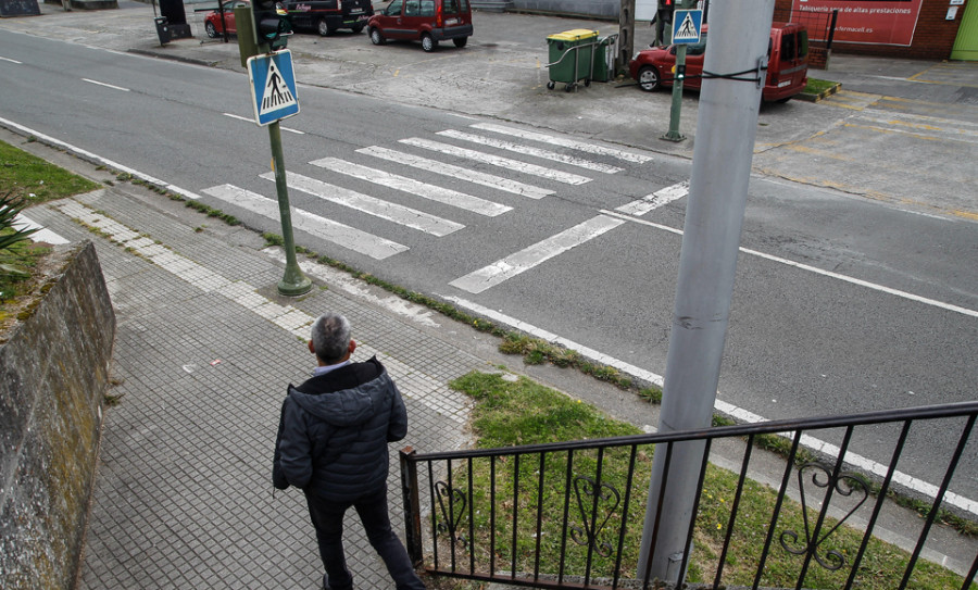Los vecinos de O Ventorrillo piden hacer accesible un paso de peatones de la avenida de Finisterre