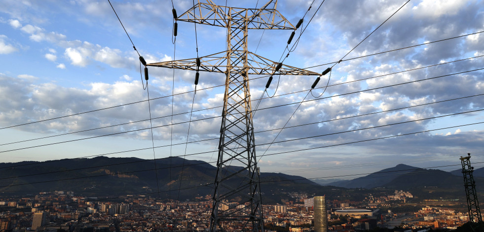 La luz se abarata este domingo hasta los 31,20 euros/MWh, el precio más bajo en un mes