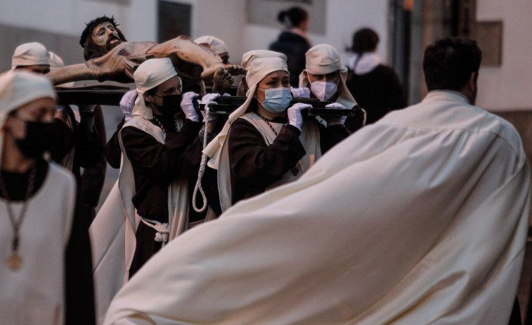 La procesión del Amor, el Perdón y la Misericordia recorre la ciudad entre la devoción y el respeto