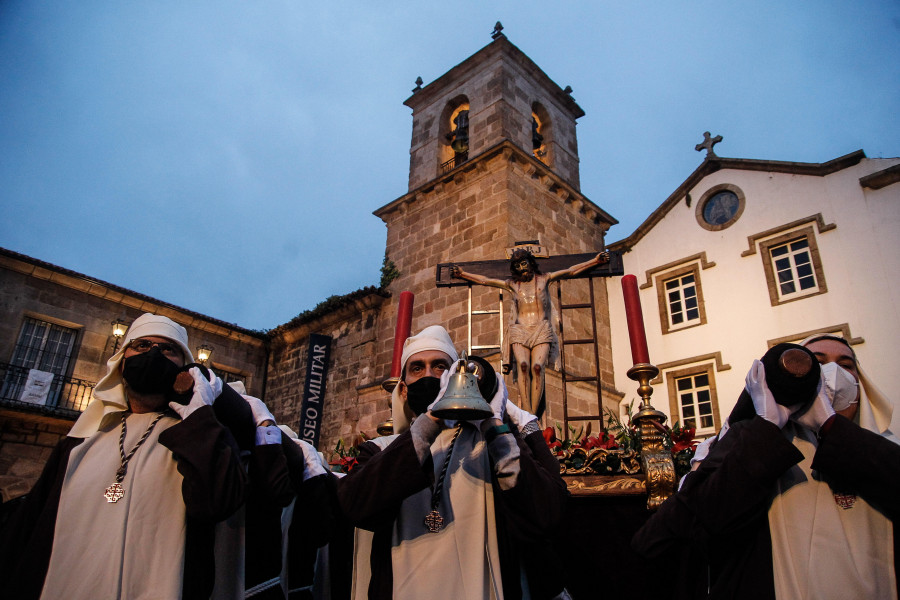 La procesión del Santísimo Cristo del Buen Consuelo vuelve a iluminar la Ciudad Vieja