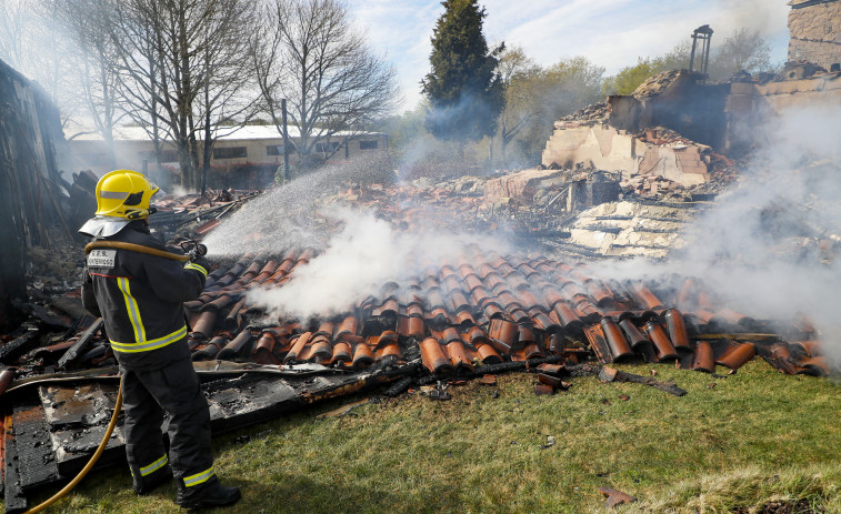 Controlado un incendio en un complejo hotelero en Palas de Rei