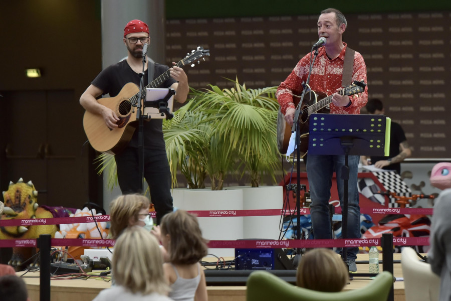 La música del coruñés Pablo Díaz sirvió para amenizar el fin de las vacaciones en Marineda City