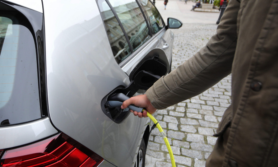 A Coruña se pone a la cabeza de Galicia en vehículos híbridos y eléctricos