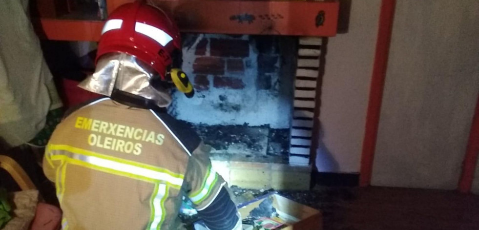 El Servizo de Emerxencias de Oleiros sofoca un incendio que se originó en la chimenea de una casa en Santa Cruz