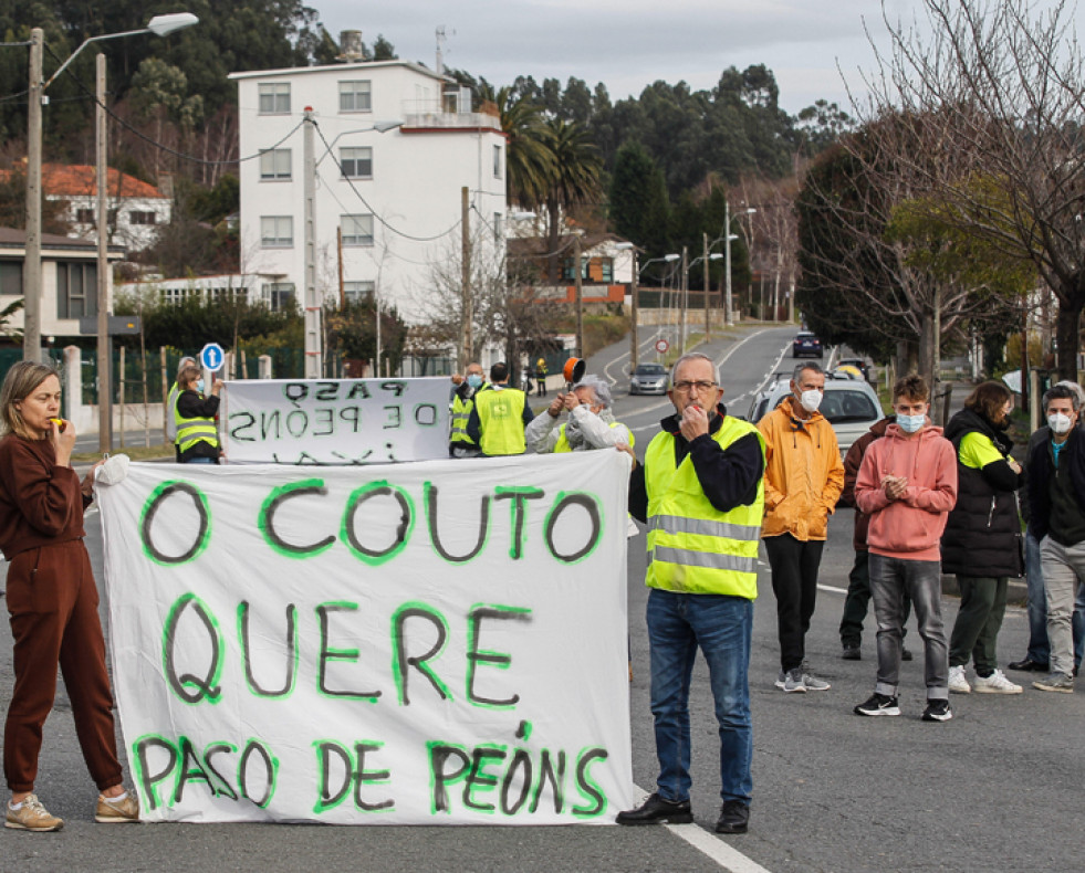 Los vecinos de O Couto se movilizan desde hace meses en demanda de un paso de peatones  AEC