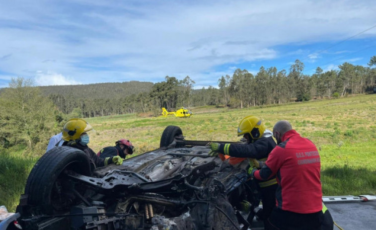 Dos personas heridas graves en un accidente de coche en Ponteceso