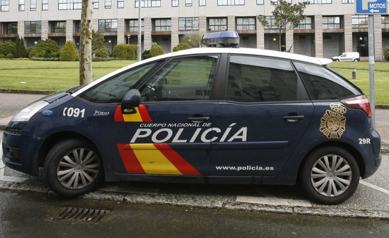 Movilizada la Policía tras el aviso de una vecina de Santiago que halló una granada en casa de unos familiares