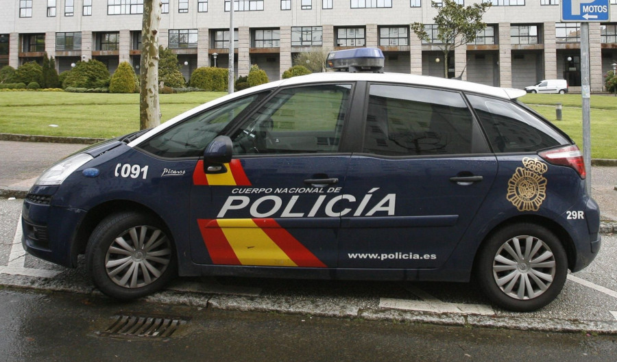 Movilizada la Policía tras el aviso de una vecina de Santiago que halló una granada en casa de unos familiares