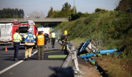 Un camión con productos químicos esparce su carga por la autopista