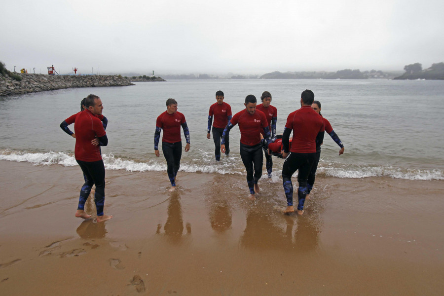 Comienza la carrera por hacerse con los socorristas de cara a la temporada de baño de este verano