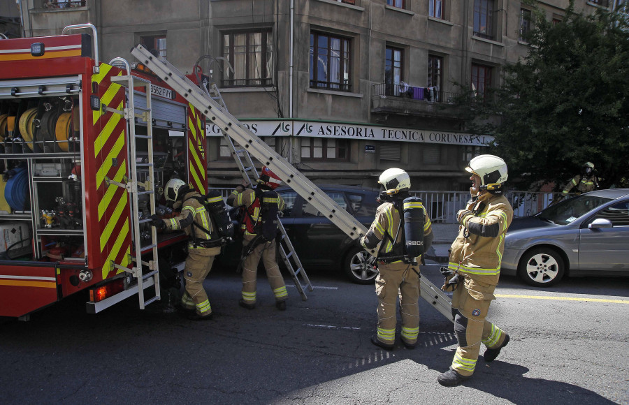 Un incendio en un tejado de uralita genera una gran columna de humo