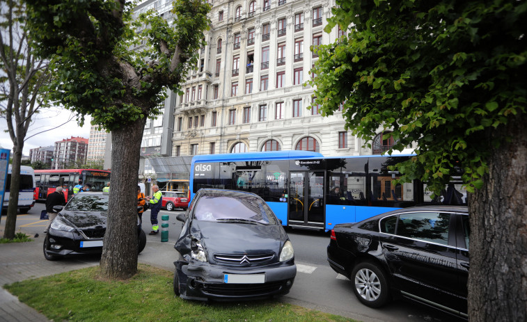 Un accidente múltiple en la avenida de Primo de Rivera se salda con dos heridos
