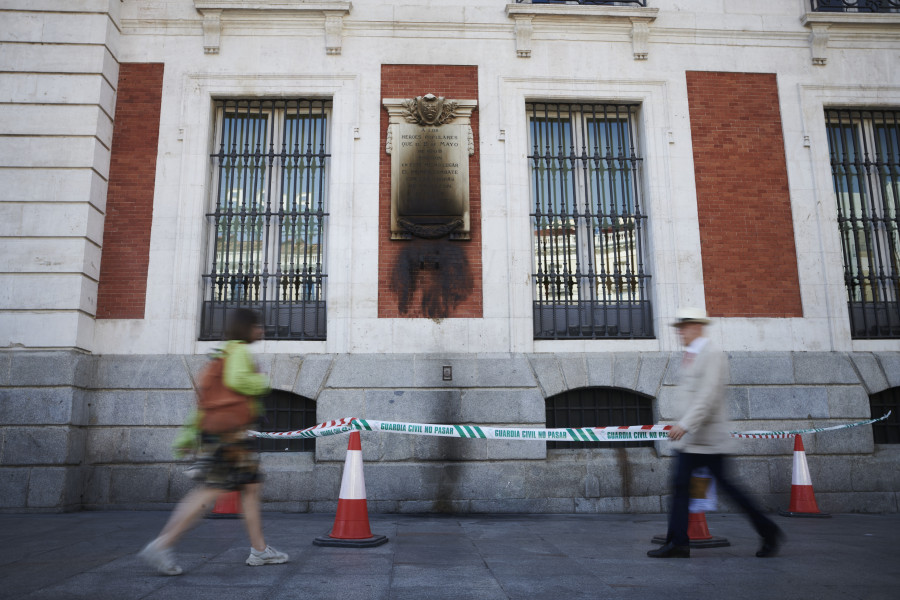 Queman la placa y la corona de los Héroes del 2 de mayo de la Puerta del Sol