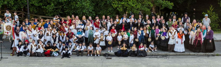 La Asociación Xuvenil Xiradela cumple 40 años con una fiesta en la plaza del Balneario
