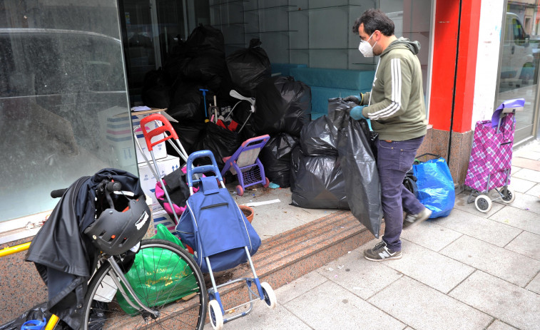 El Gobierno local vacía el bajo insalubre abandonado de la calle de Diego Delicado