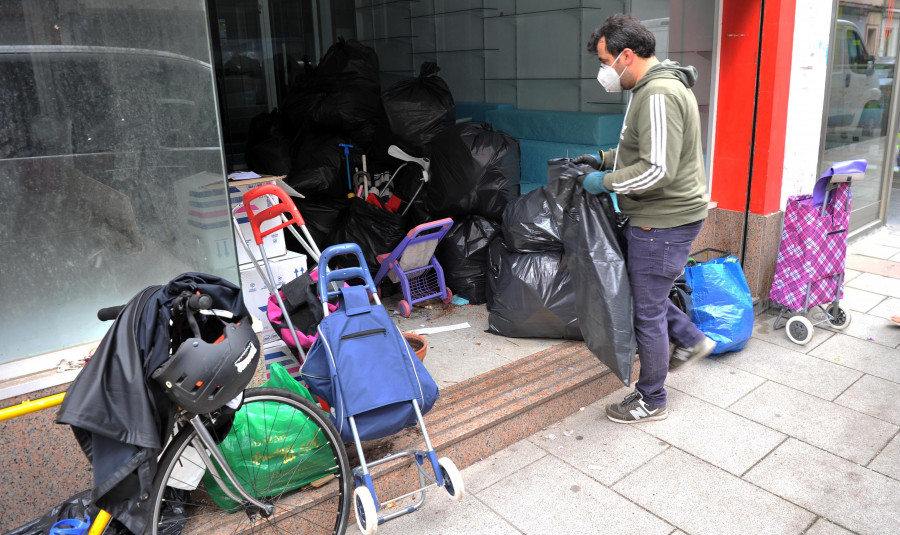 El Gobierno local vacía el bajo insalubre abandonado de la calle de Diego Delicado