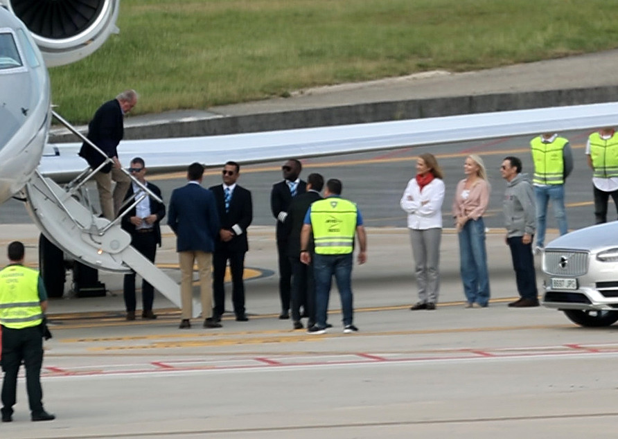 Rey juan carlos llega aeropuerto vigo jet privado donde le espera hija infanta 20061401