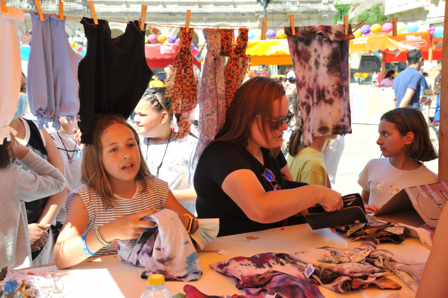 El mercado del Proyecto Semente vuelve a María Pita gracias al trabajo en equipo de más de cuatrocientos escolares