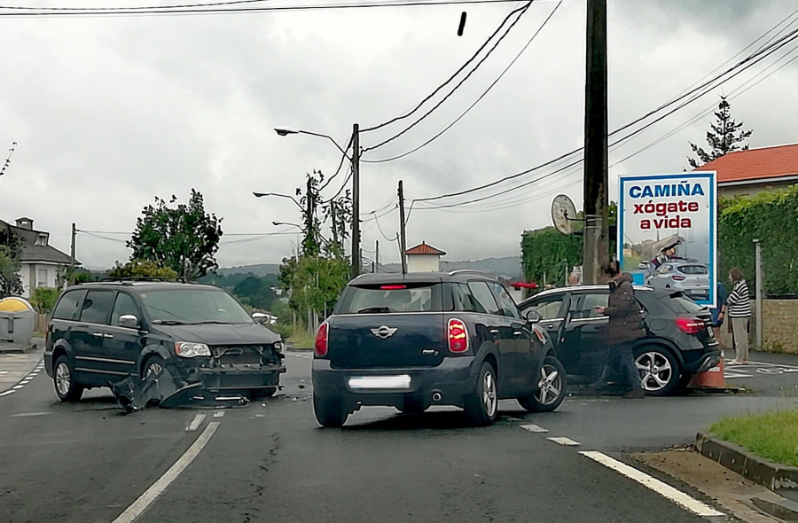 Herido un conductor tras chocar en el polémico cruce de O Couto