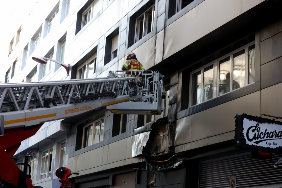 Los vecinos de un edificio en O Ventorillo lo evacúan por un incendio eléctrico