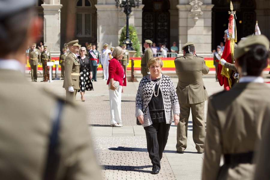 La jura de bandera engalana con los colores rojo y gualda la plaza de María Pita