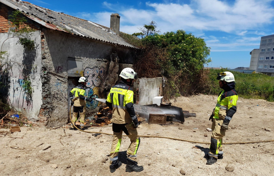 Los Bomberos extinguen un fuego en las ruinas de O Castrillón