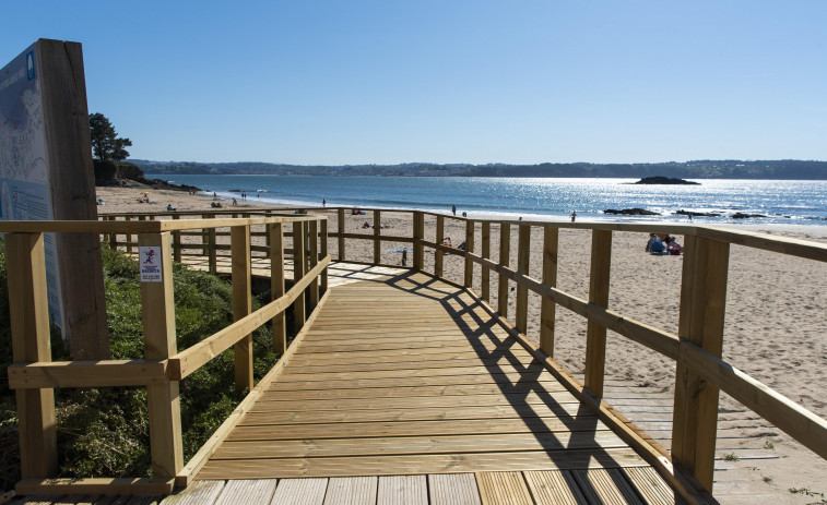 Miño continúa la preparación para el verano con la reforma de la pasarela de Perbes