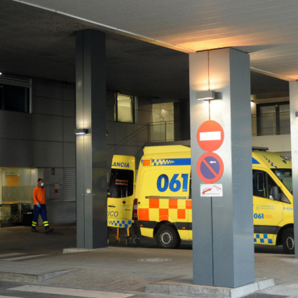 Los bomberos liberan a un herido atrapado en un vehículo tras chocar frontalmente en A Coruña