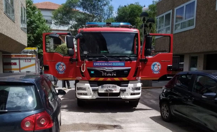 Los Bomberos salvan a dos gatos y a un conejo de un fuego en Oleiros