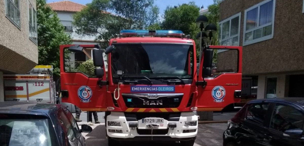 Los Bomberos salvan a dos gatos y a un conejo de un fuego en Oleiros