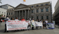 Familiares del Pitanxo se concentran frente al Congreso y reclaman a Sánchez una reunión para abordar la bajada al pecio