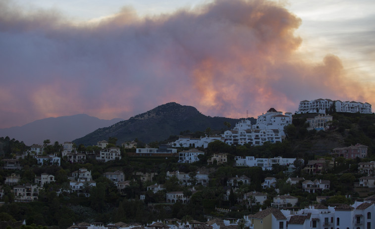 Unas 2.000 personas desalojadas por el incendio de Pujerra, en Málaga