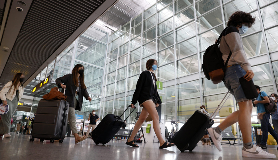 El aeropuerto de Santiago registra en mayo más pasajeros que en prepandemia, Alvedro sigue por debajo