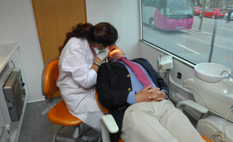 Los dentistas advierten de que las personas con diabetes son más propensas a padecer caries y enfermedad periodontal