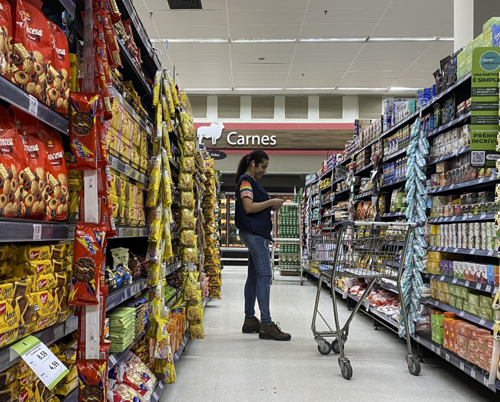 Una persona hace la compra en un supermercado