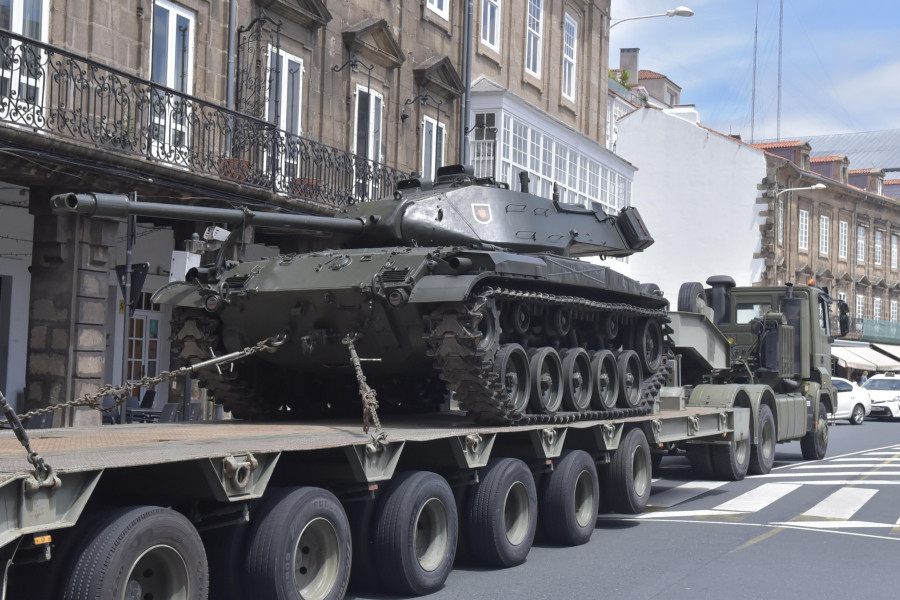 Un tanque histórico causa sensación al cruzar A Coruña