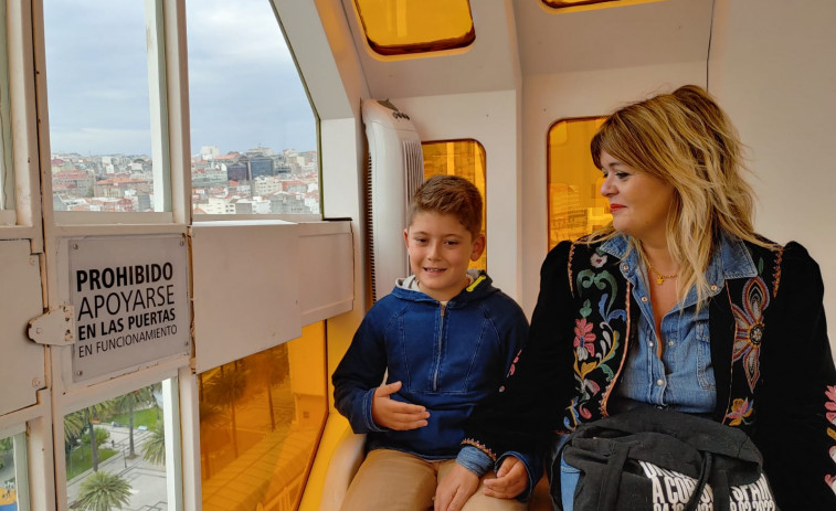 Bea y Pedro, los primeros pasajeros de la noria de A Coruña