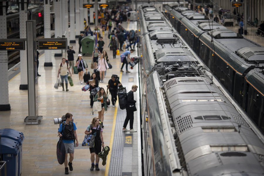 Tercer día de huelga ferroviaria en Reino Unido mientras sigue la negociación